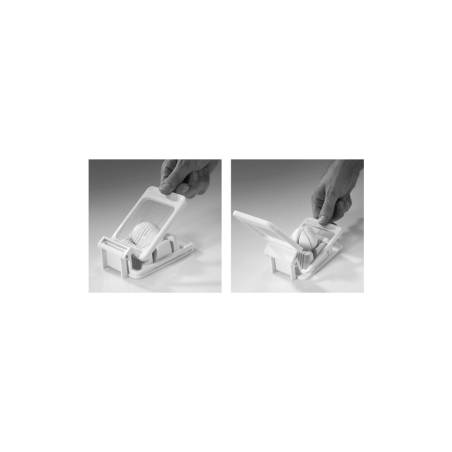 Tagliauovo combinato Westmark in plastica bianca