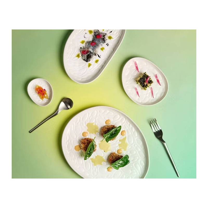 Flacher Teller Organic Rex L aus weißem Porzellan 29,5x24x2,5 cm
