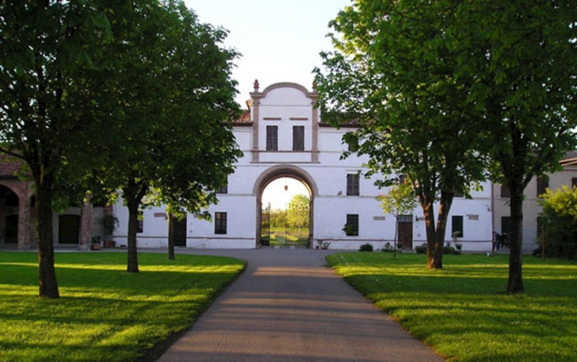 History of a farmstead that began over 400 years ago :Pisaroni Farm "Cascina Pizzavacca"