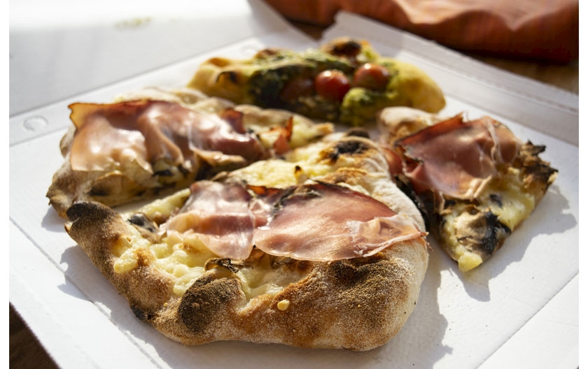 Pinsa: origins, differences with pizza and right cutting board Stilcasa