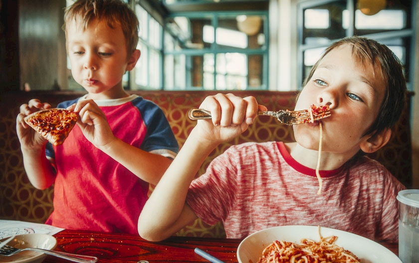 Bambini al ristorante: bavagli e non solo, i prodotti per mangiare in tranquillità