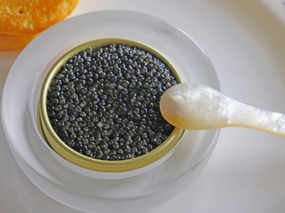 Spoons and more, the best mother-of-pearl products for serving caviar
